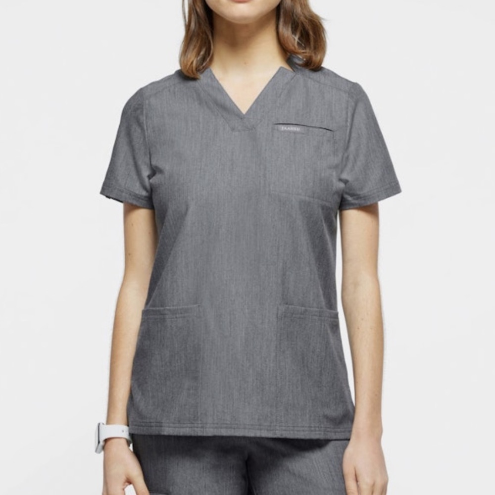 Jaanuu Women’s 3 Pocket Scrub Top Small